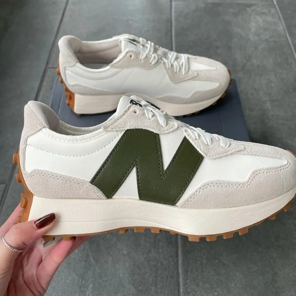 New Balance 327